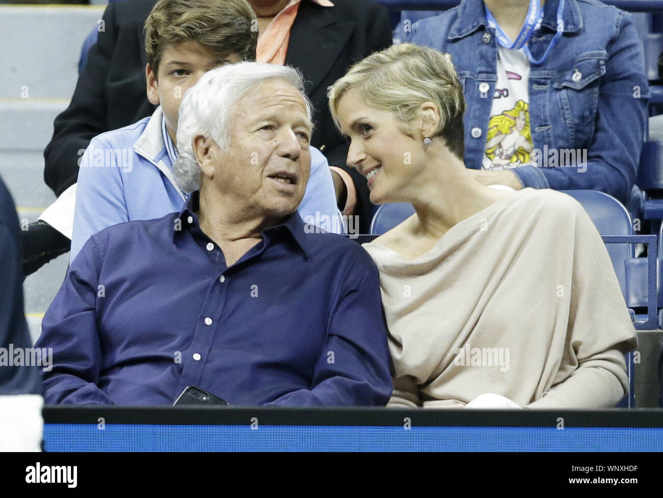 Flushing Meadow, aux États-Unis. 06 Sep, 2019. Robert Kraft et un invité regarder la demi-finale de l'Arthur Ashe Stadium en 2019 à l'US Open Tennis Championships à l'USTA Billie Jean King National Tennis Center le vendredi 6 septembre 2019 à New York. Photo de John Angelillo/UPI UPI : Crédit/Alamy Live News Banque D'Images