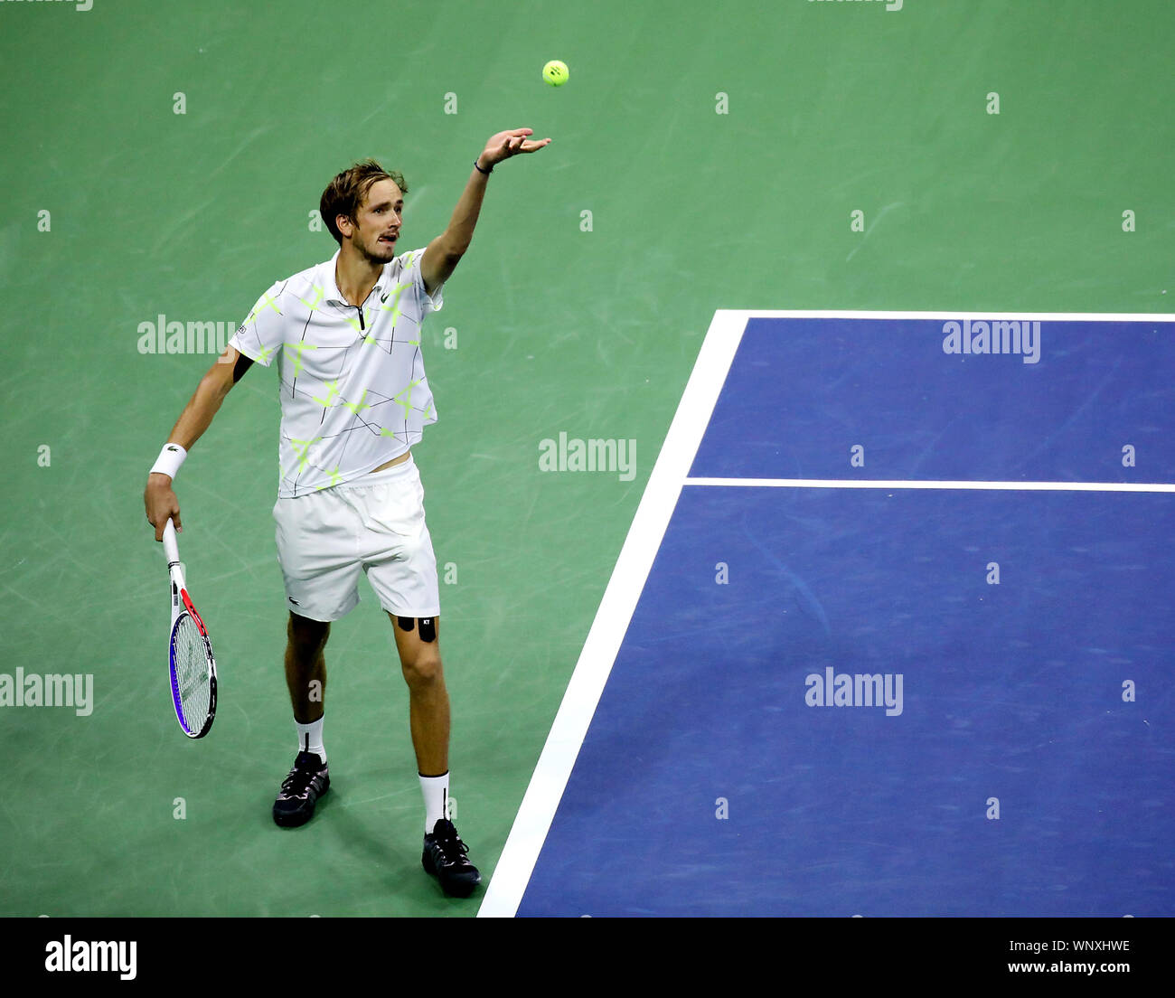 New York, États-Unis. 06 Sep, 2019. Daniil Medvedev de la Russie sert de Grigor Dimitrov de la Bulgarie dans la demi-finale à l'US Open 2019 Tennis Championships à l'USTA Billie Jean King National Tennis Center le vendredi 6 septembre 2019 à New York. Medvedev a gagné 7-6, 6-4, 6-3. Monika Graff/UPI UPI : Crédit/Alamy Live News Banque D'Images