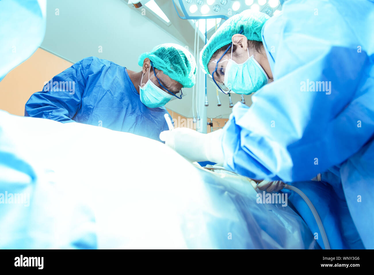 Médecin et infirmière assistant pour aider le patient à partir d'exploitation d'urgence .cas dangereux instruments chirurgicaux sur la table stérile dans le fonctionnement d'urgence Banque D'Images