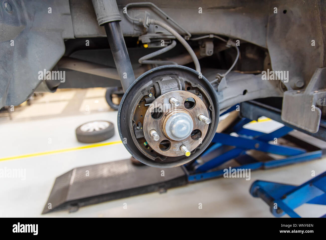 Fermé de l'entretien et la réparation des véhicules de roue suspension ,frein à disque pièces d'automobiles dans le cadre d'un levé en auto voiture garage moderne centre de service . Banque D'Images