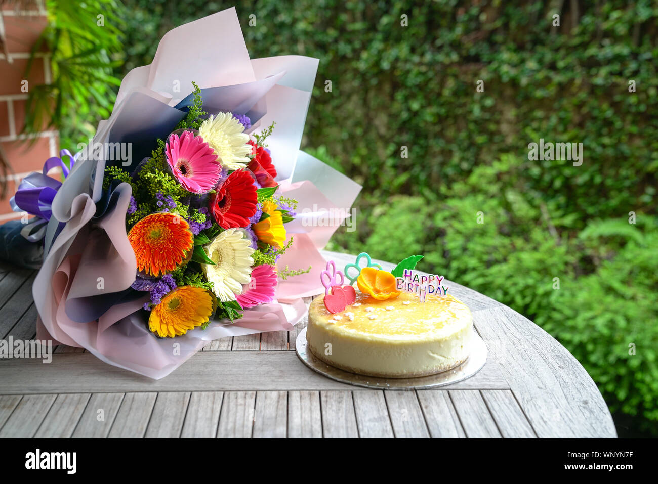 Bouquet De Marguerites Gerbera Fleurs Et Cheese Cake Comme Cadeau D Anniversaire Ou Cadeau Photo Stock Alamy