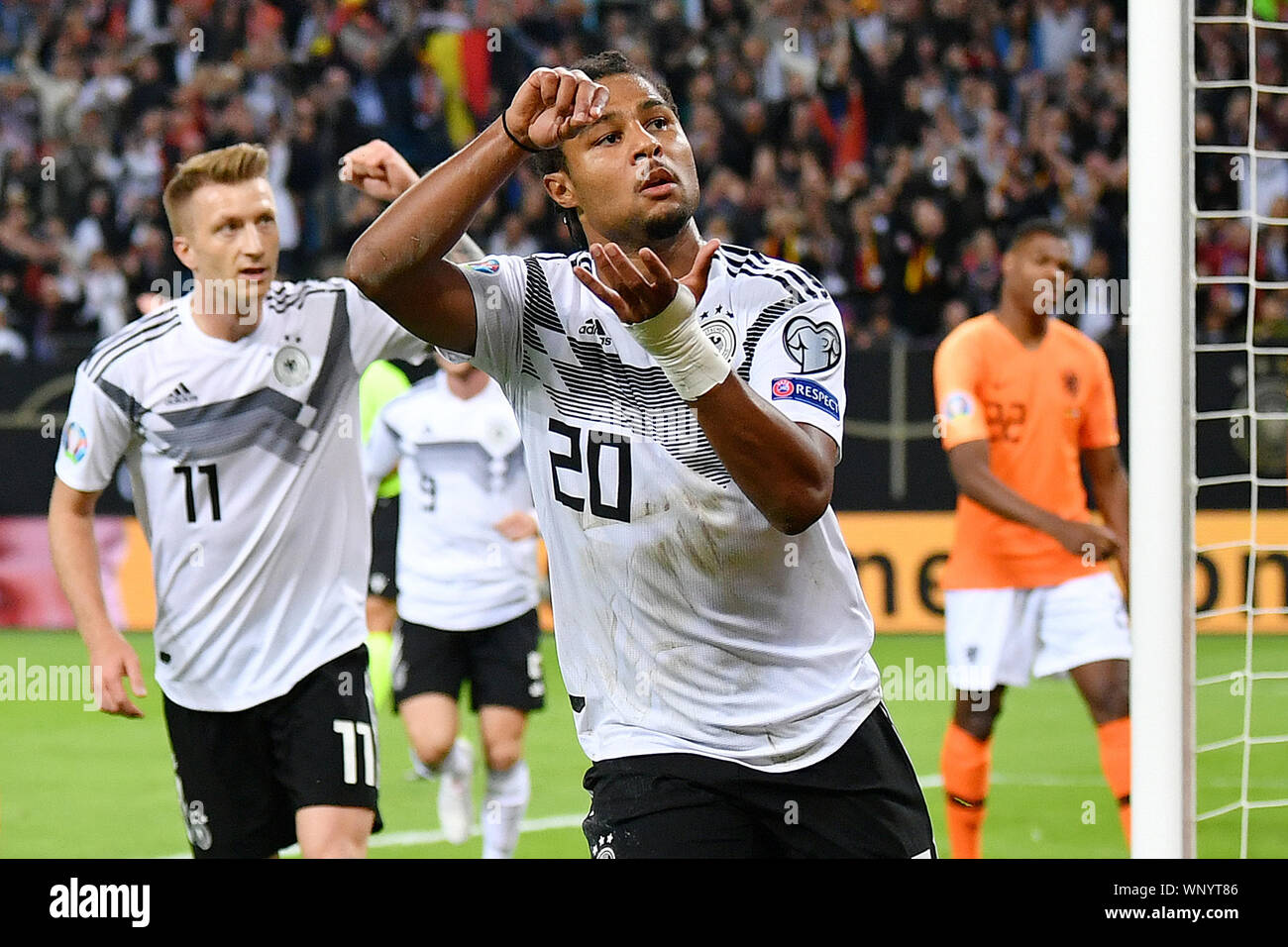 Hambourg, Allemagne. Sep 6, 2019. Serge Gnabry (avant) de l'Allemagne célèbre pendant l'UEFA Euro 2020 football match de qualification du groupe C entre l'Allemagne et les Pays-Bas à Hambourg, Allemagne, le 6 septembre 2019. Credit : Ulrich Hufnagel/Xinhua Banque D'Images