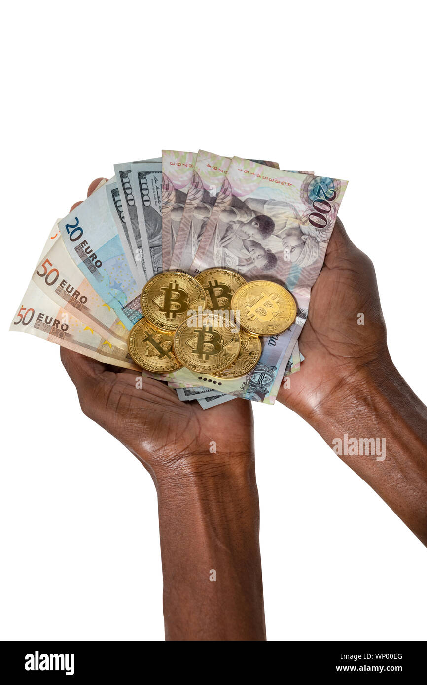 Femme africaine mains tenant une pile de bitcoins, euro, dollars et Pula Banque D'Images