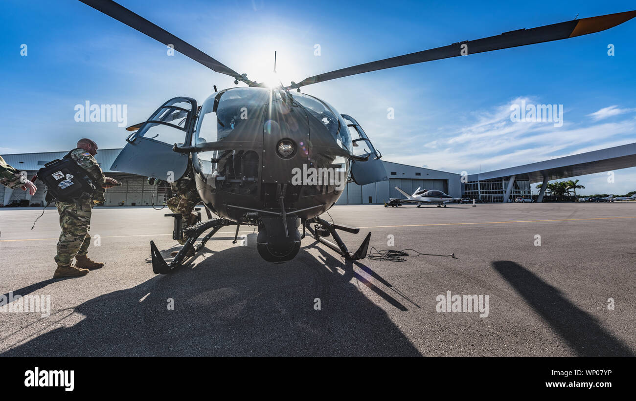 OPA-LOCKA, Floride, Floride (4 septembre 2019) -- Les soldats de la Garde nationale de Floride et les aviateurs, de la Force de réaction de l'amélioré CBRN (CERFP), de charger l'équipement et préparer d'éventuelles missions à l'intervention lors de l'Ouragan Dorian. (Photo de Ching Oettel) Banque D'Images