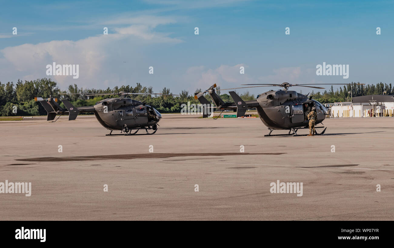 OPA-LOCKA, Floride, Floride (4 septembre 2019) -- Les soldats de la Garde nationale de Floride et les aviateurs, de la Force de réaction de l'amélioré CBRN (CERFP), de charger l'équipement et préparer d'éventuelles missions à l'intervention lors de l'Ouragan Dorian. (Photo de Ching Oettel) Banque D'Images