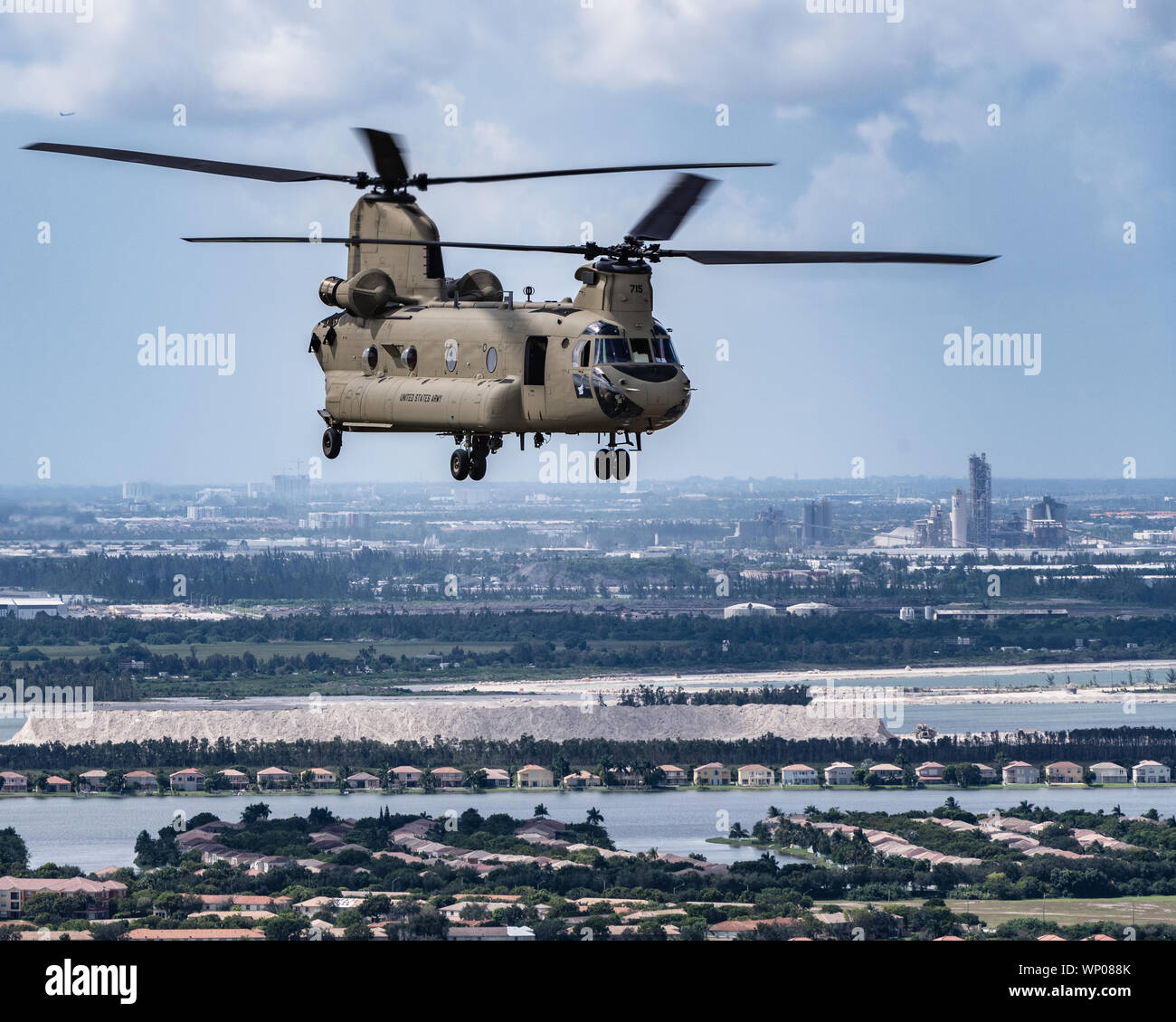 OPA-LOCKA, Floride, Floride (4 septembre 2019) -- Les soldats de la Garde nationale de Floride et les aviateurs, de la Force de réaction de l'amélioré CBRN (CERFP), de charger l'équipement et préparer d'éventuelles missions à l'intervention lors de l'Ouragan Dorian. (Photo de Ching Oettel) Banque D'Images