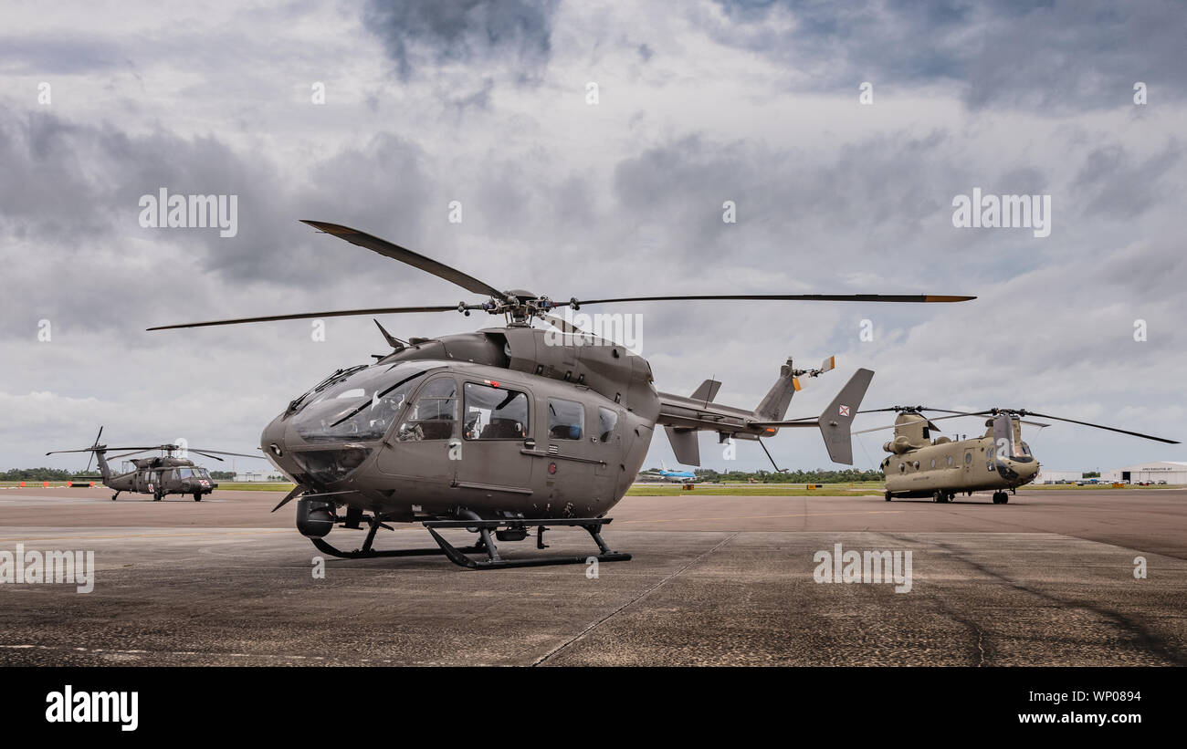 OPA-LOCKA, Floride, Floride (4 septembre 2019) -- Les soldats de la Garde nationale de Floride et les aviateurs, de la Force de réaction de l'amélioré CBRN (CERFP), de charger l'équipement et préparer d'éventuelles missions à l'intervention lors de l'Ouragan Dorian. (Photo de Ching Oettel) Banque D'Images