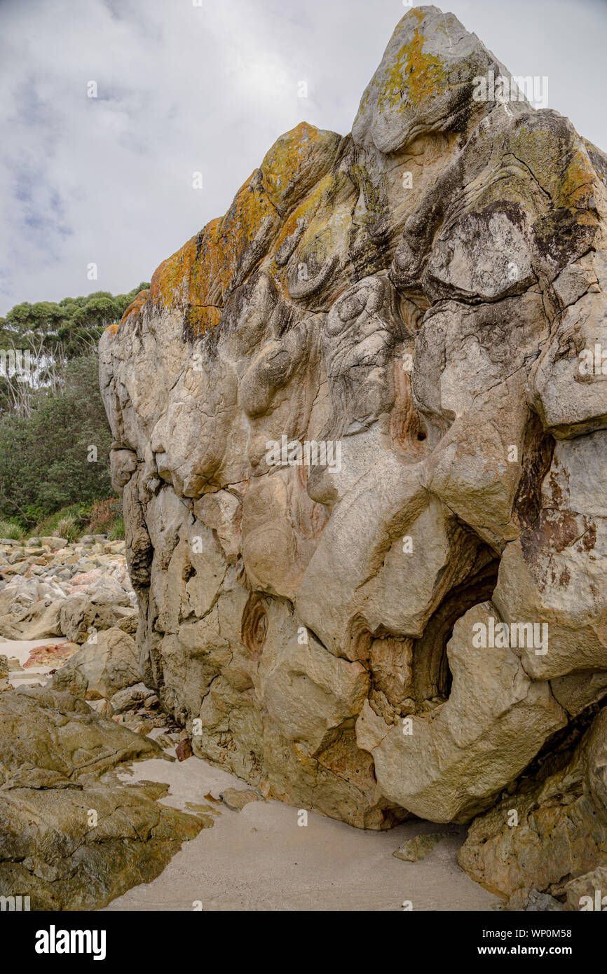 Les roches rouillées sur la plage, la ligne de la côte sud de la Nouvelle-Galles du Sud, Australie Banque D'Images