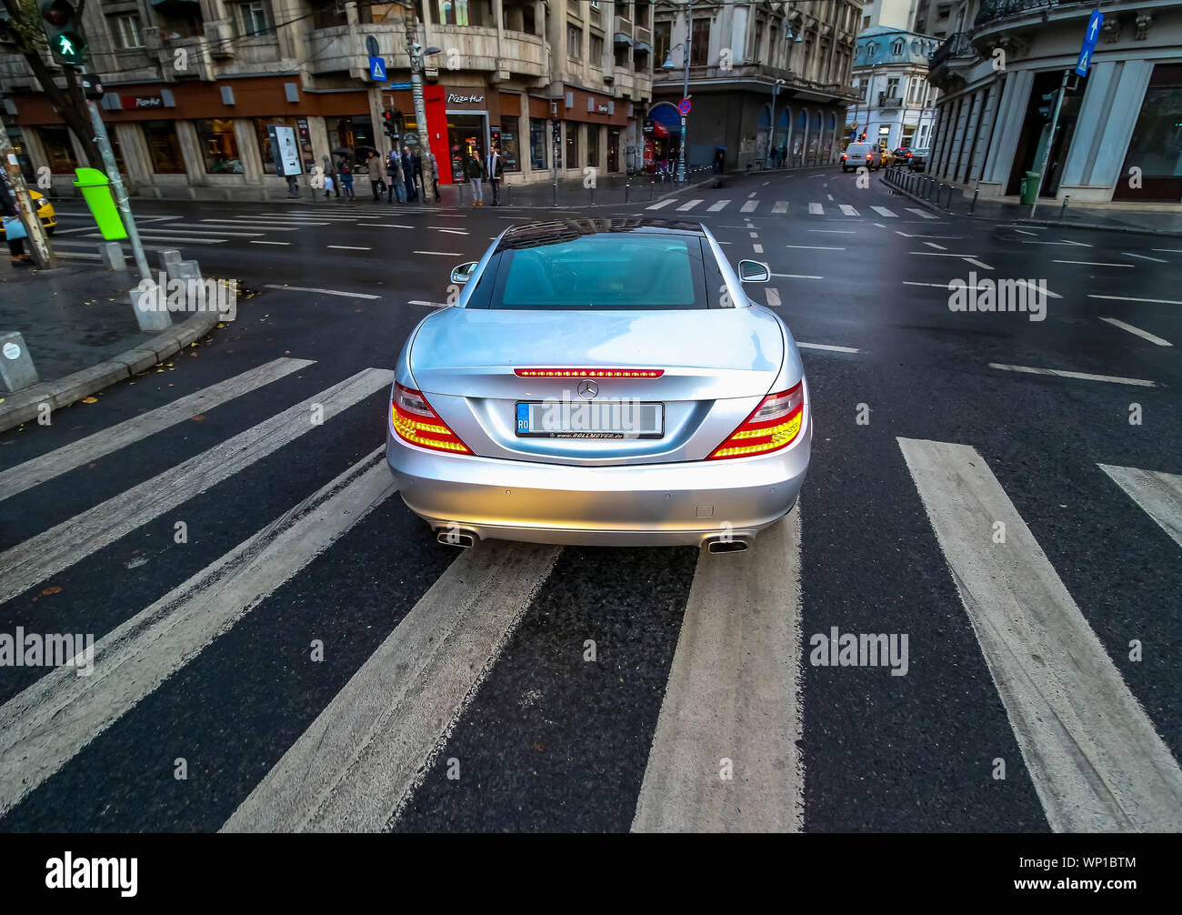 Bucarest, Roumanie - 15 novembre 2018 : une voiture Mercedes-Benz passe par l'intersection, dans le centre-ville de Bucarest (NOTE DU RÉDACTEUR - Nombre plaque a être Banque D'Images