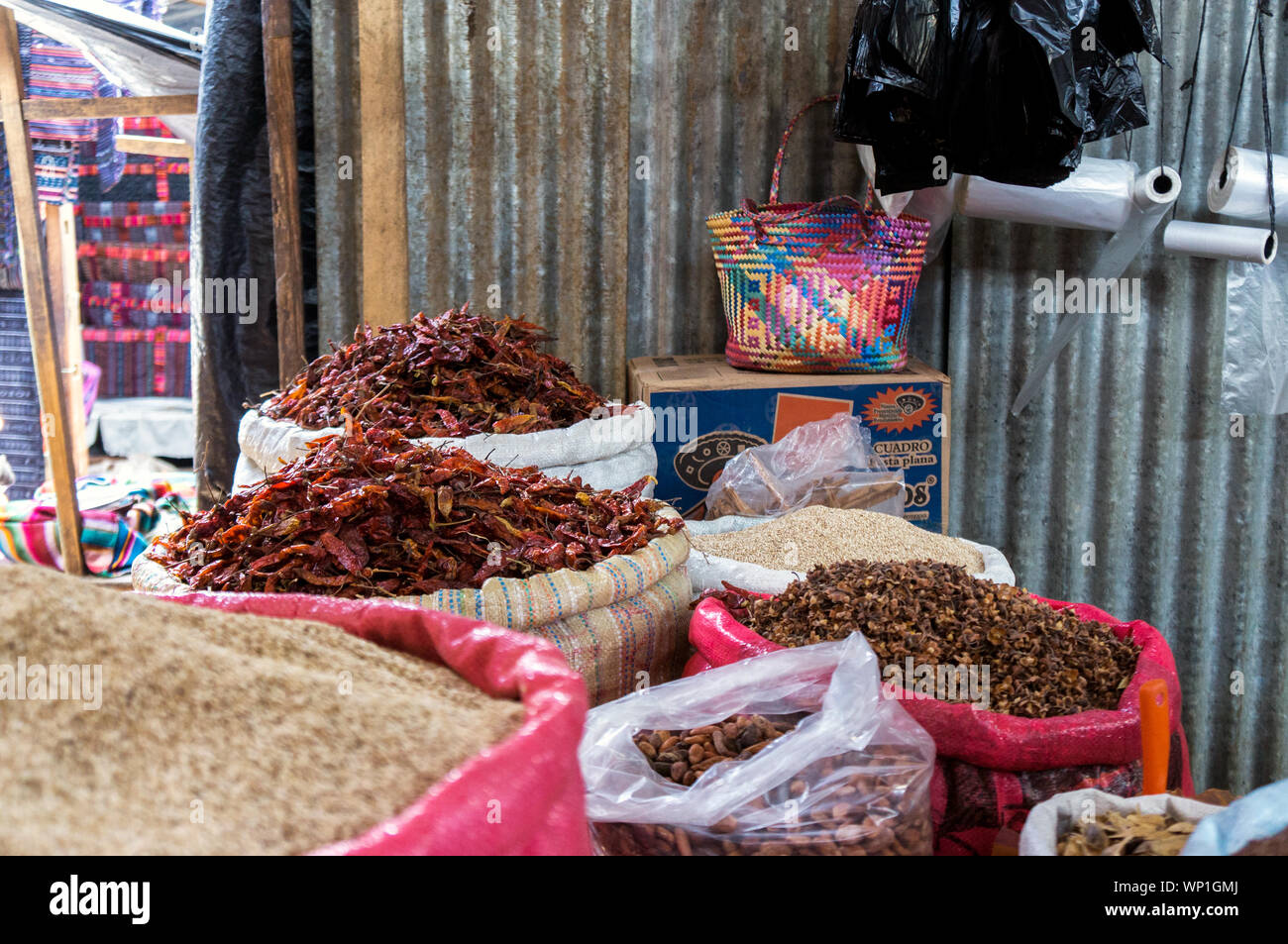 Marché de Chichicastenango, les épices, les céréales et les Chiles en vente dans le Mercado - Chichicastenango, Guatemala Banque D'Images