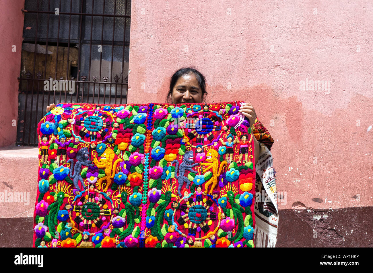 Femme maya Textiles vend aux touristes à la Street Market à Chichicastenango, Guatemala Banque D'Images