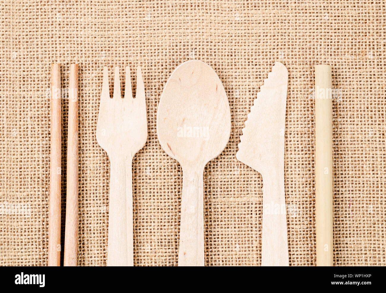 Cuillère en bois set de tubes de bambou et de paille sur fond sac, Eco concept environnement. Banque D'Images