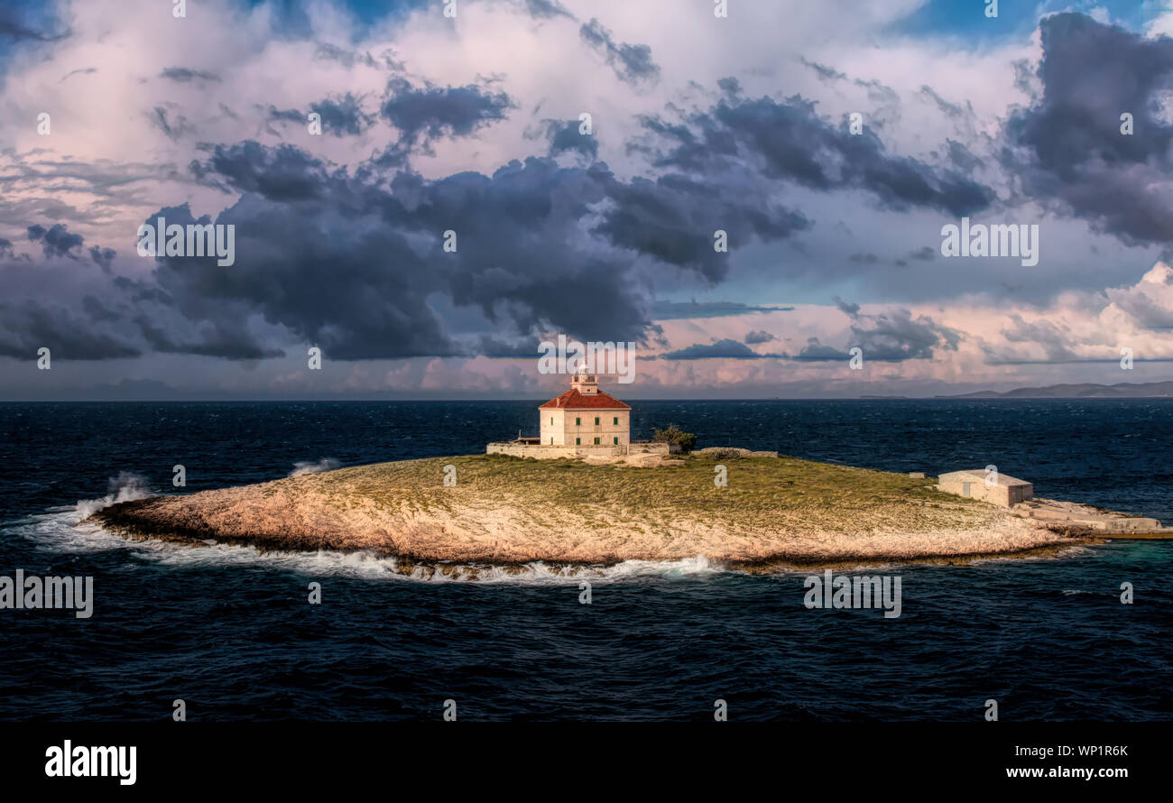 Une belle et rare phare conçu sur un îlot se trouve juste à l'extérieur de Hvar, Croatie Banque D'Images Une belle et rare phare conçu sur un îlot se trouve juste à l'extérieur de Hvar, Croatie Banque D'Images