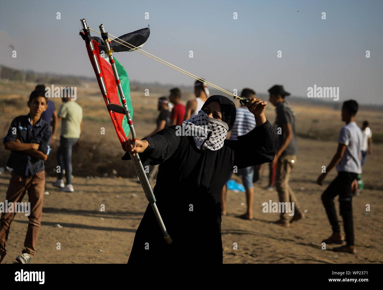 Gaza, la Palestine. 06 Sep, 2019. Un manifestant palestinien utilise une fronde à jette des pierres au cours d'une manifestation anti-israélienne à la frontière Israel-Gaza clôture dans le sud de la bande de Gaza. Credit : SOPA/Alamy Images Limited Live News Banque D'Images