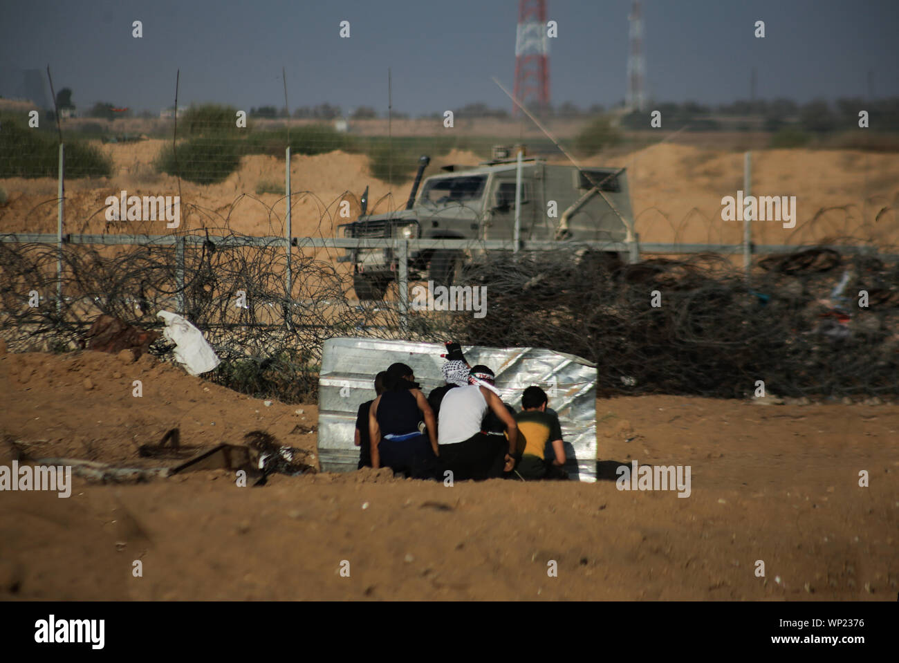 Gaza, la Palestine. 06 Sep, 2019. Des manifestants palestiniens se couvrir lors d'une manifestation anti-israélienne à la frontière Israel-Gaza clôture dans le sud de la bande de Gaza. Credit : SOPA/Alamy Images Limited Live News Banque D'Images