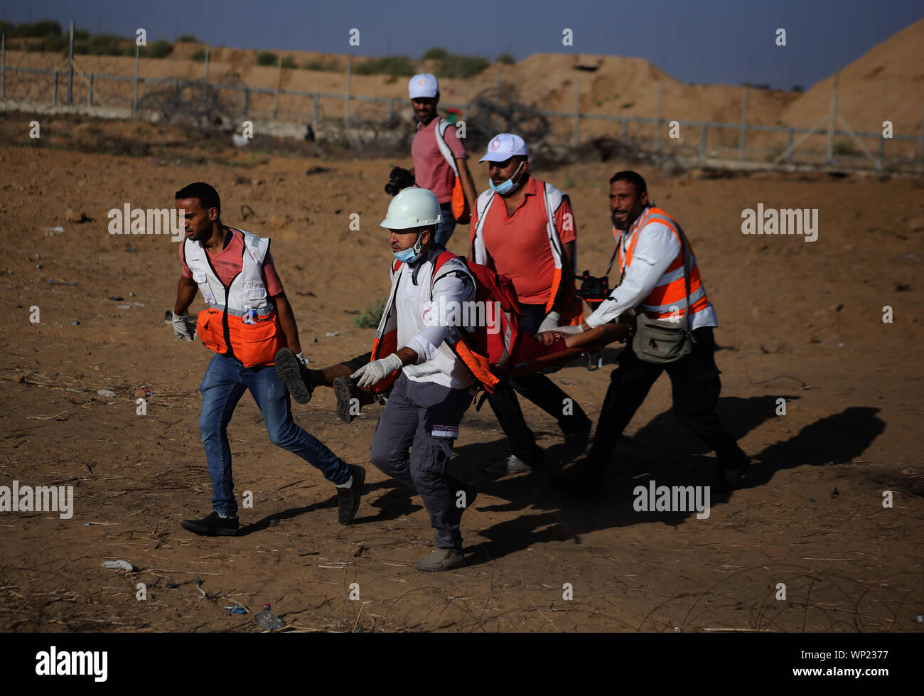 Gaza, la Palestine. 06 Sep, 2019. Les médecins palestiniens transporter un blessé lors d'une manifestation anti-israélienne à la frontière Israel-Gaza clôture dans le sud de la bande de Gaza. Credit : SOPA/Alamy Images Limited Live News Banque D'Images