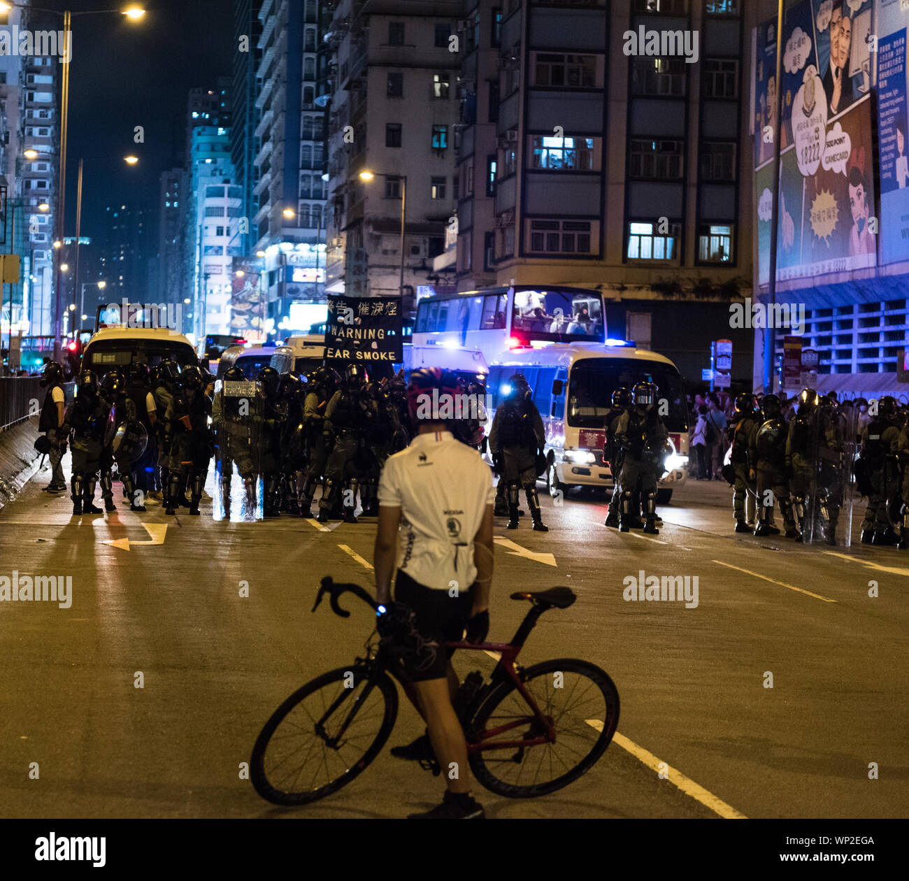 Hong Kong, Chine. 06 Sep, 2019. Un cycliste s'éteint avec la police comme un drapeau signalant le gaz lacrymogène entrant est relevé par la police anti-émeute au cours de la manifestation.des manifestants anti-gouvernement ont envahi les rues de nouveau dans la dernière série de manifestations anti-extradition. La zone ciblée des manifestants autour de laquelle l'incident s'est produit le 31 août, saccageant MTR MTR de diverses entrées. La police anti-émeute est finalement arrivé et a mené une opération de dispersion. Credit : SOPA/Alamy Images Limited Live News Banque D'Images