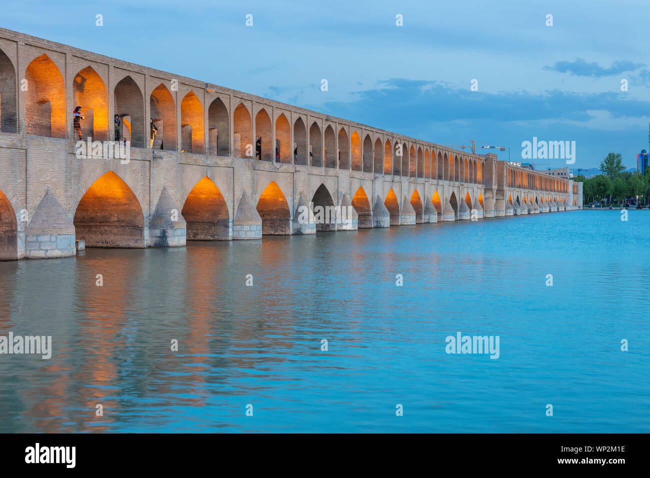 Si-O-se-pol, Allahverdi Khan Bridge at night, Zayanderud river, Ispahan, Isfahan, Iran Province Banque D'Images