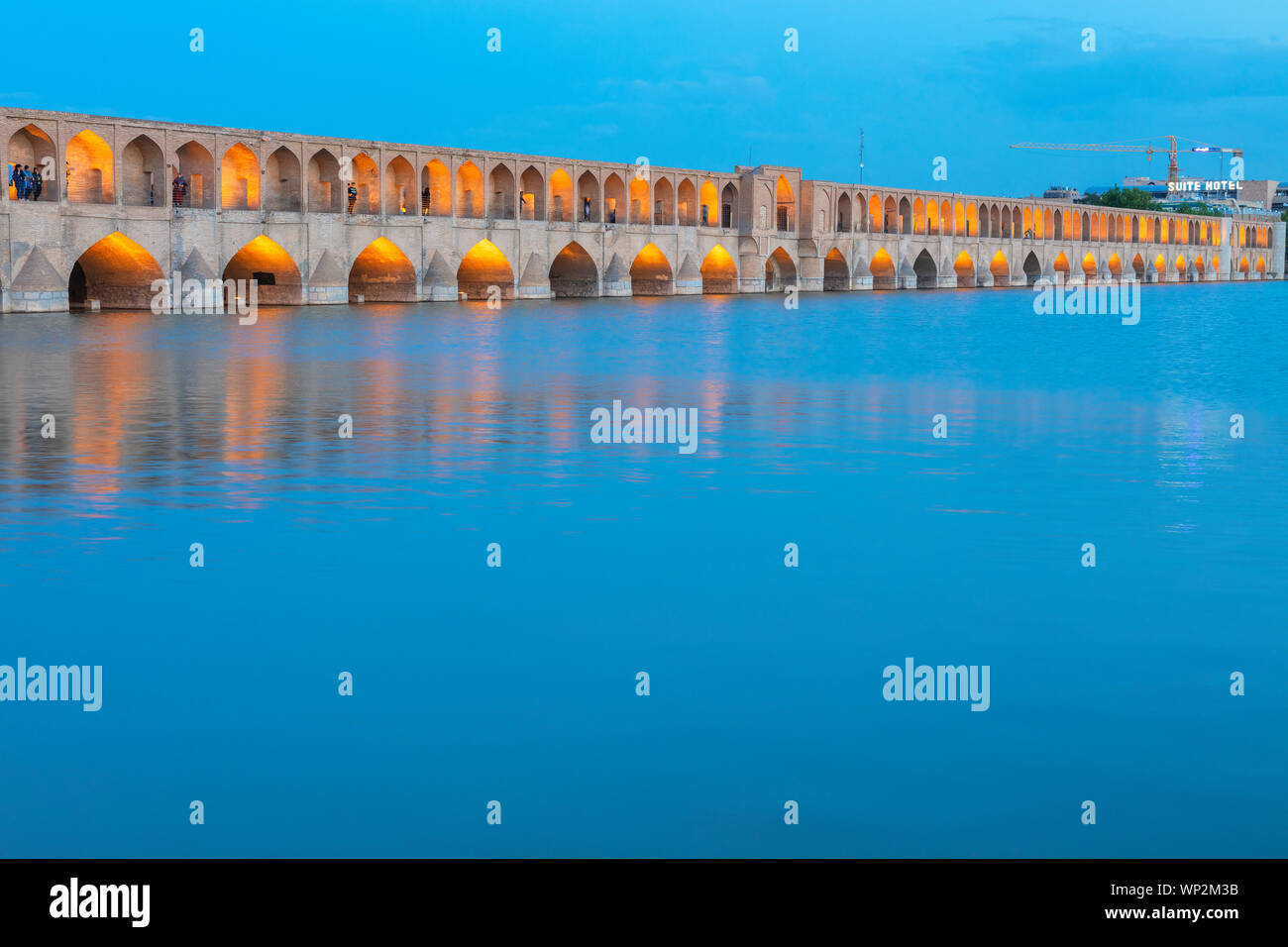 Si-O-se-pol, Allahverdi Khan Bridge at night, Zayanderud river, Ispahan, Isfahan, Iran Province Banque D'Images