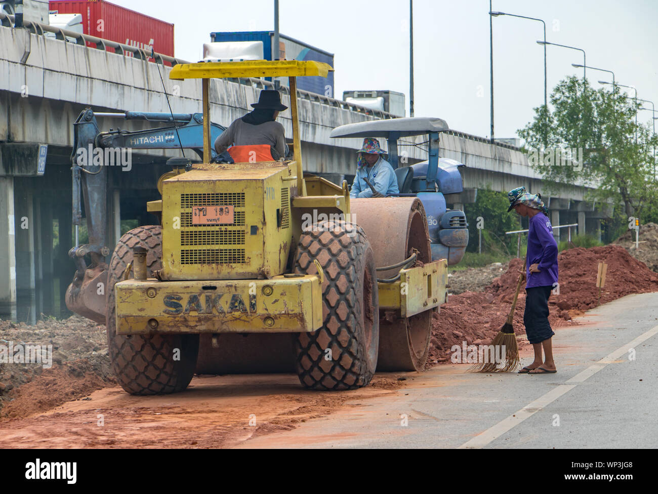 SAMUT PRAKAN, THAÏLANDE, Apr 27 2019, rouleau compresseur qui travaillent à la construction de routes. Travail Compacteur de sol sur chantier de construction routière. Banque D'Images