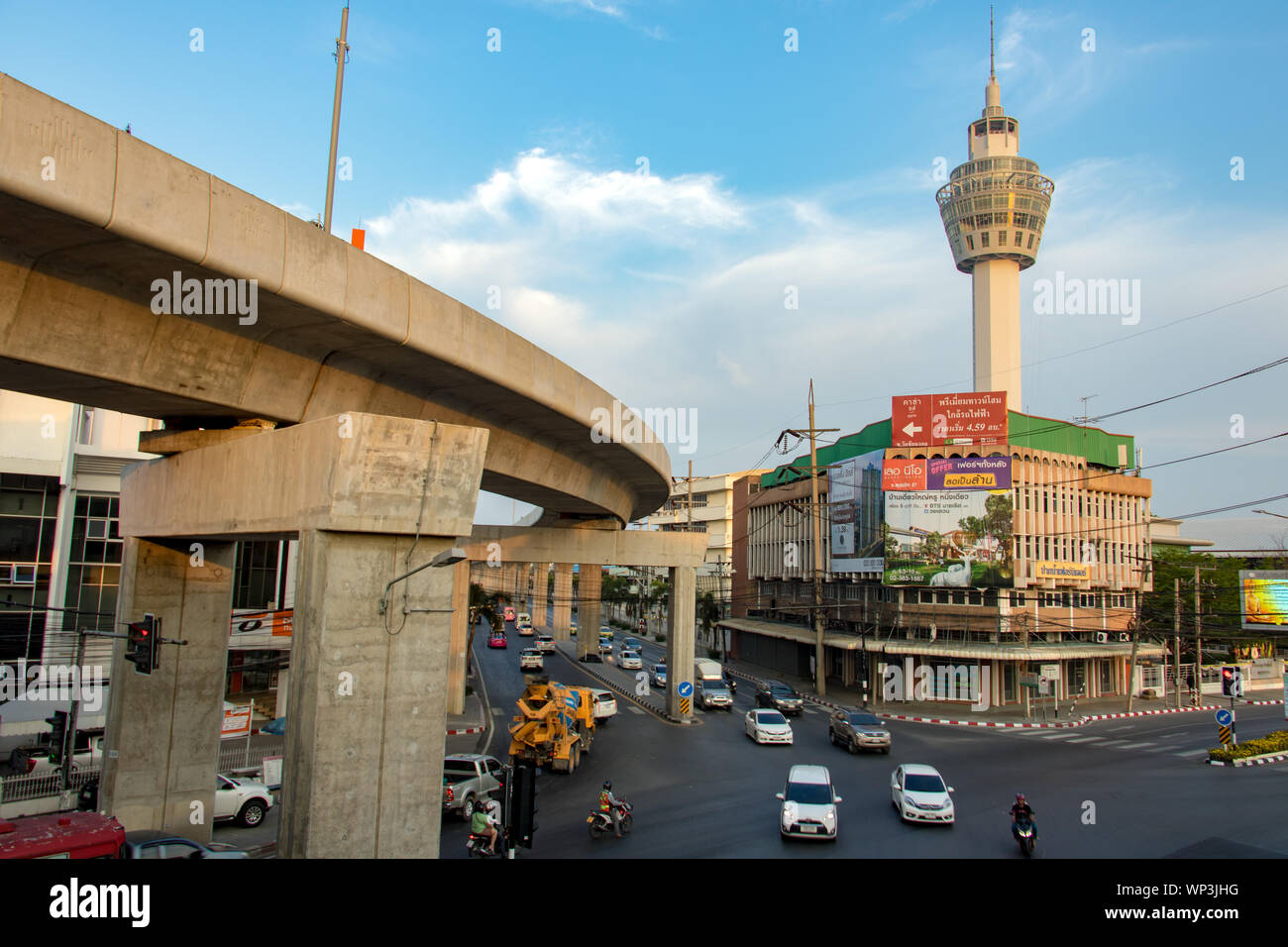 SAMUT PRAKAN, Thaïlande, le 18 mai 2019, la circulation dans les rues de Samut Prakan, Thaïlande.Crossroads avec béton viaduc ferroviaire. Banque D'Images