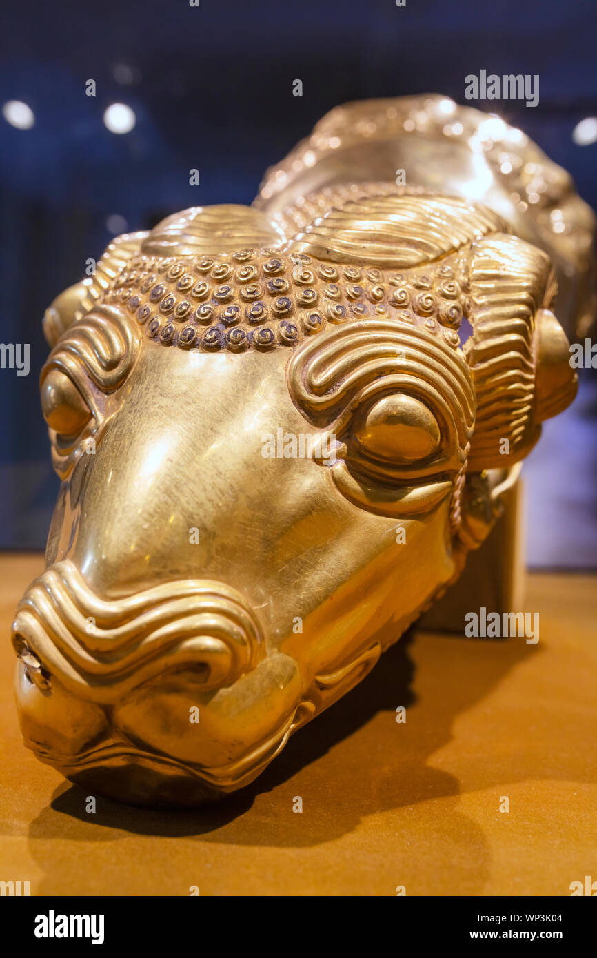 Rhyton en forme de tête de bélier, d'or, 6e siècle avant J.-C., Reza Abbasi Museum, Téhéran, Iran Banque D'Images