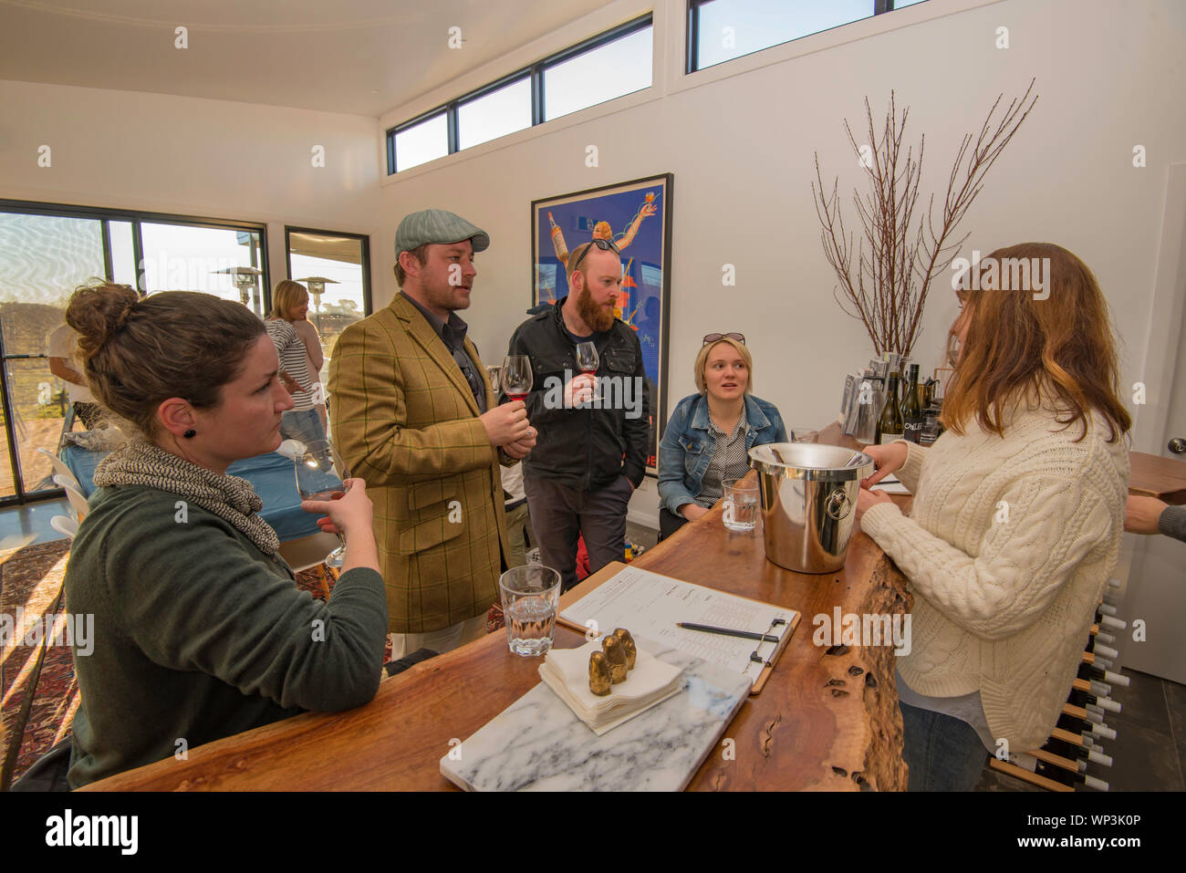Les gens la dégustation de vins au vignoble Rowlee, près de la ville d'Orange en Nouvelle Galles du Sud, Australie Banque D'Images