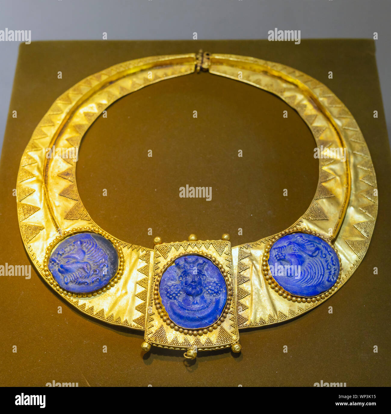 Collier, or, Lapis-lazuli, roi, lion, 5ème siècle, sassanide, Reza Abbasi Museum, Téhéran, Iran Banque D'Images