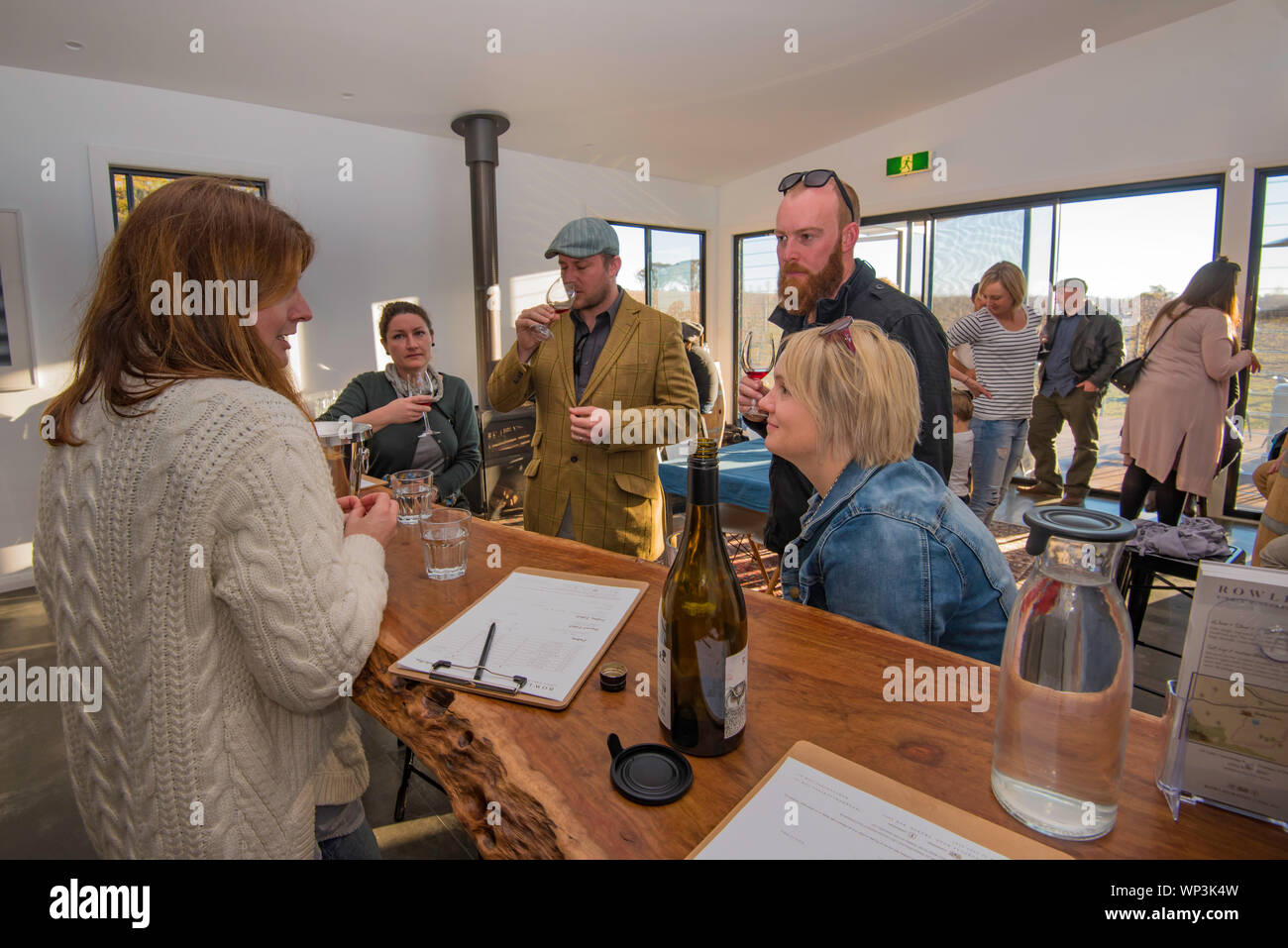 Les gens la dégustation de vins au vignoble Rowlee, près de la ville d'Orange en Nouvelle Galles du Sud, Australie Banque D'Images