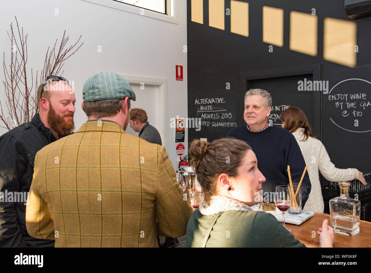 Les gens la dégustation de vins au vignoble Rowlee, près de la ville d'Orange en Nouvelle Galles du Sud, Australie Banque D'Images