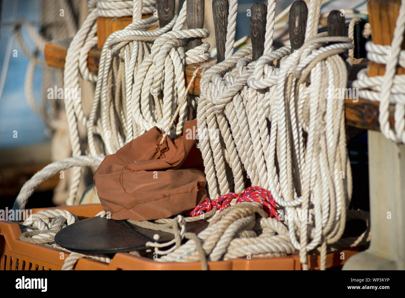 Plaie soigneusement rangés et des cordes ou ficelles pour le gréement sur un voilier en bois vintage au-dessous du mât en close up Vue détaillée Banque D'Images