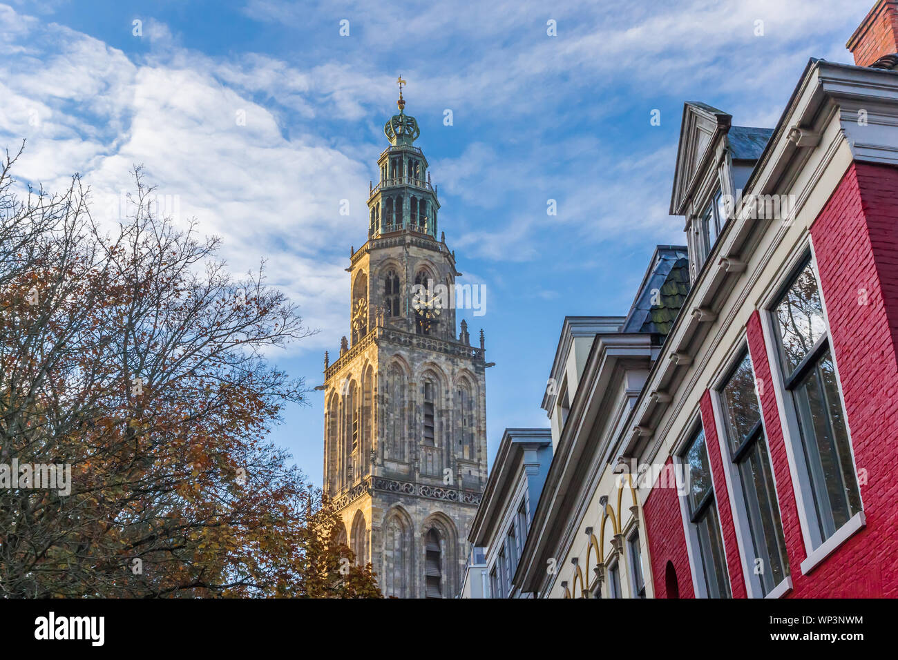 Coucher de soleil sur l'église Martini tower à Groningen, Pays-Bas Banque D'Images