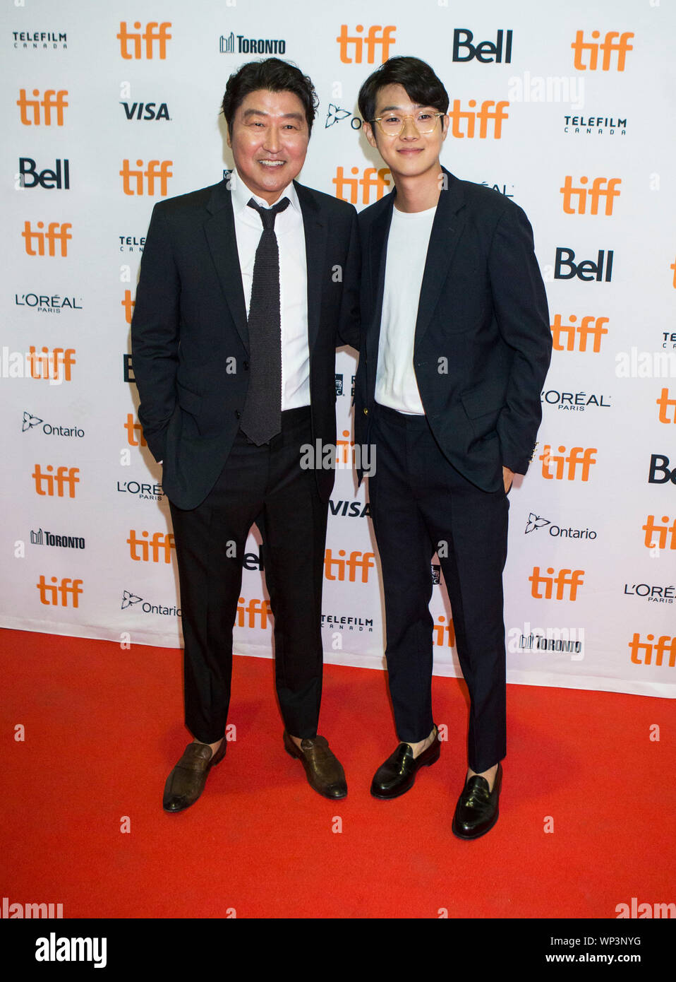 Toronto, Canada. Sep 6, 2019. Acteurs Choi Woo-shik (R) et Song Kang-ho, posent en photos avant la première canadienne du film 'parasite' à Ryerson Theatre au cours de la 2019 Festival International du Film de Toronto (TIFF) à Toronto, Canada, le 6 septembre 2019. Source : Xinhua/Zheng Zou Banque D'Images