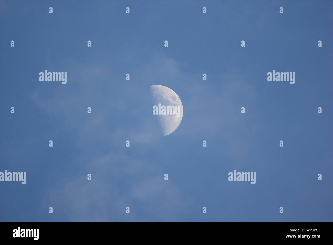 Close up de la Lune dans la journée avec fond de ciel bleu Banque D'Images