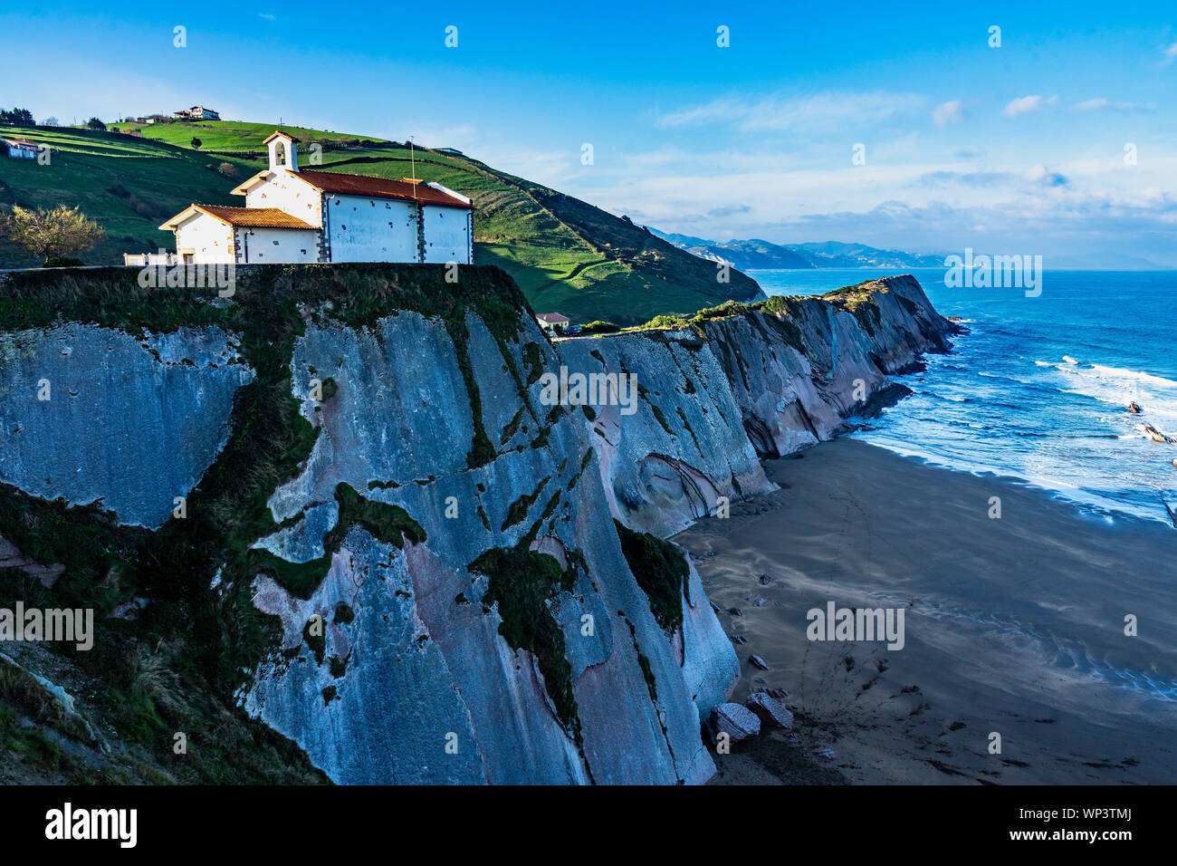 Chapelle San Telmo sur le haut des falaises surplombant l'océan Atlantique, Zumaia, Pays Basque, Espagne Banque D'Images