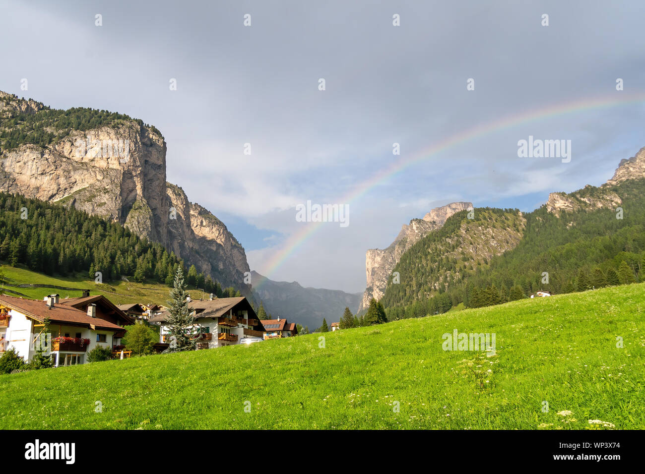 Vue d'été paysage des Dolomites. Selva di Val Gardena, Italie jusqu'à la pente de ski, après la pluie avec un véritable arc-en-ciel. Banque D'Images