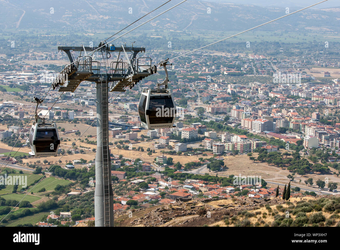 Ferry Cable cars de touristes de la la ville moderne de Bergama jusqu'au site antique de Pergame (Pergamon) en Turquie. Banque D'Images