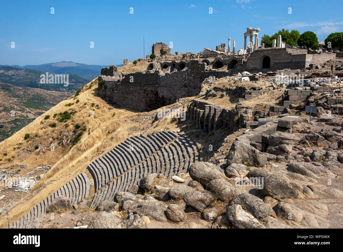 Une vue montrant les ruines du théâtre romain (premier plan) et le Trajaneum (temple) site antique de Pergame à Bergama en Turquie. Banque D'Images