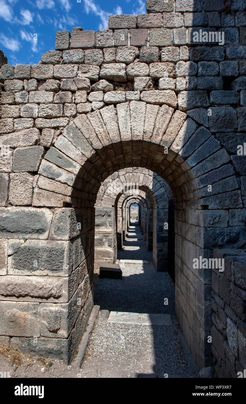 Les portails de pierre voûtée de l'Trajaneum (temple) au site antique de Pergame (Pergamon) à Bergama en Turquie. Banque D'Images