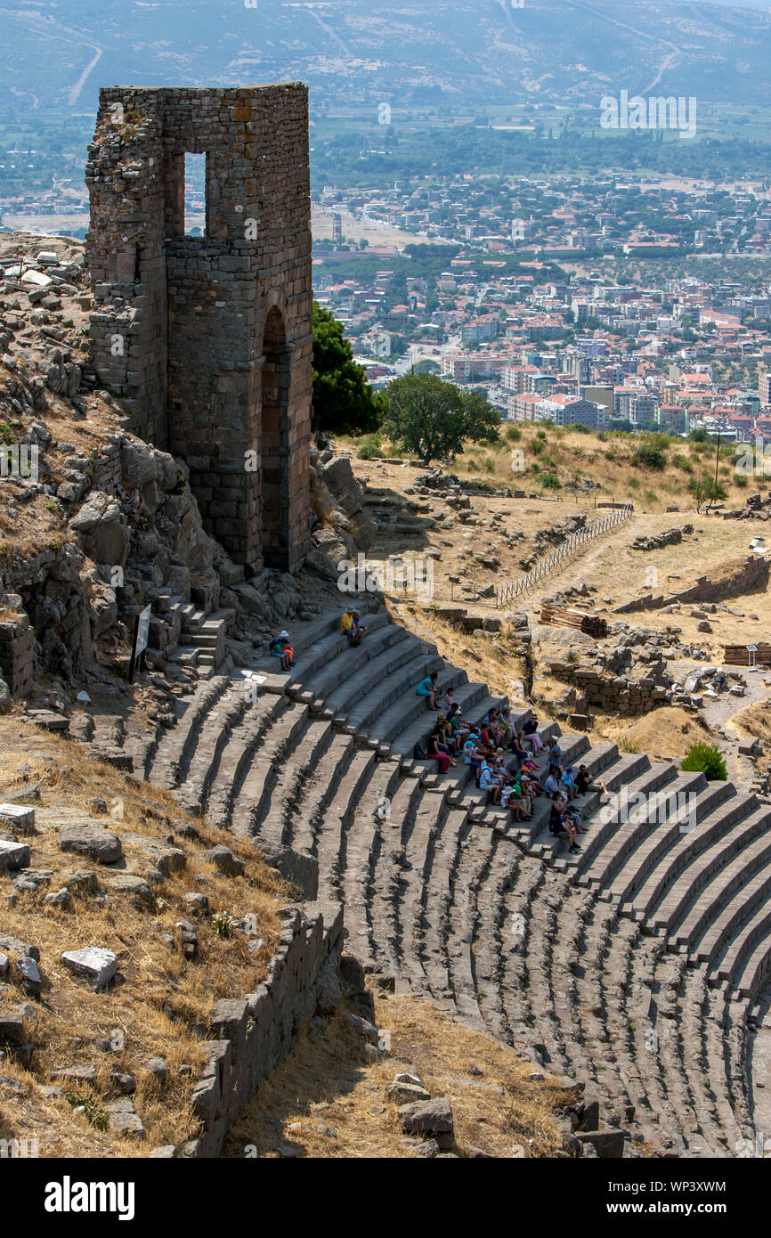 Les touristes s'asseoir parmi les ruines du théâtre romain à l'ancien site de Pergame (Pergamon) qui se trouve au-dessus de la ville moderne de Bergama en Turquie. Banque D'Images