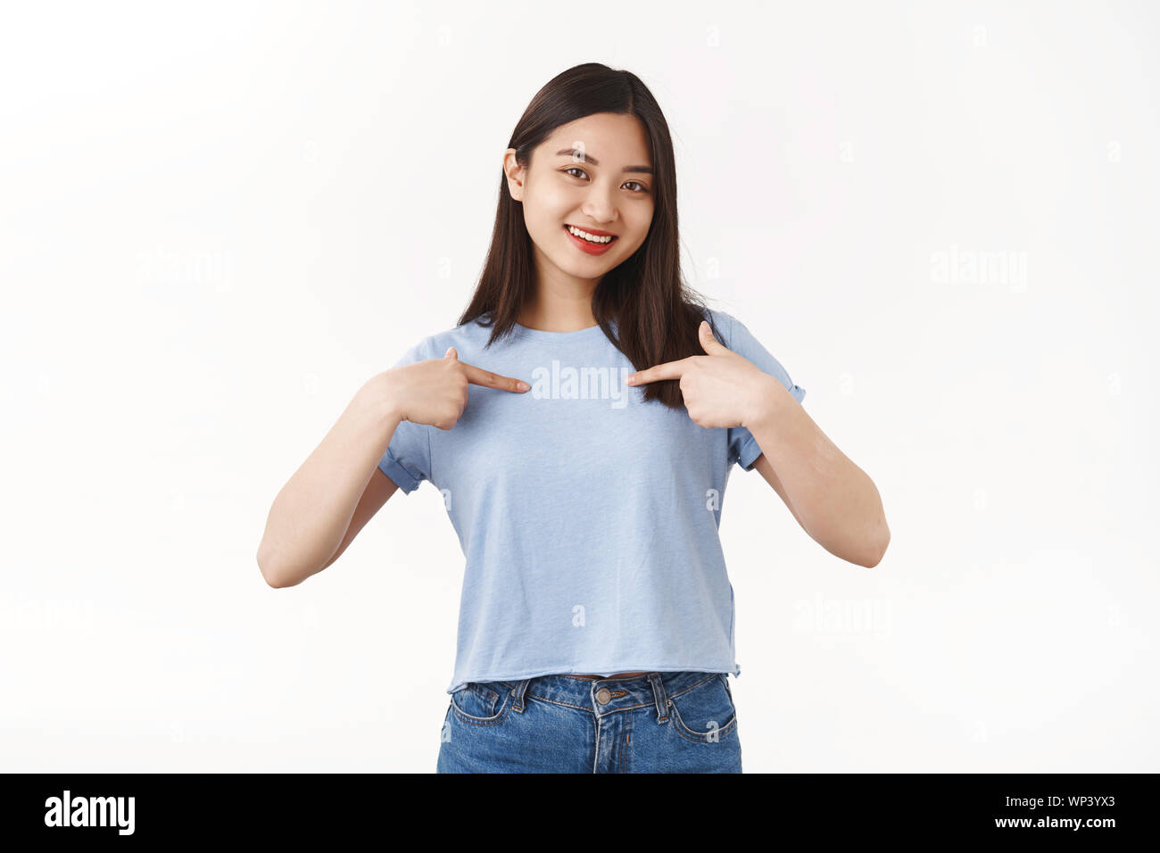 Moi meilleur candidat. L'auto-assurance jolie fille brune asiatique le bénévolat faisant sourire vantard, se réjouit de se vanter elle-même disant propre achie Banque D'Images