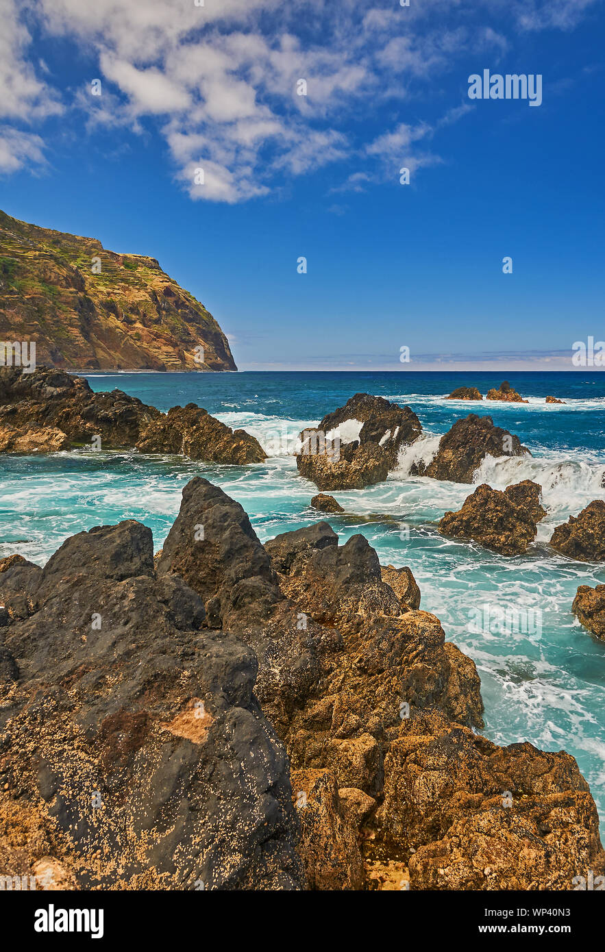 Une île volcanique de l'océan Atlantique et du nord du littoral à Madère Porto Moniz, avec des vagues se brisant sur les rochers et les rives. Banque D'Images