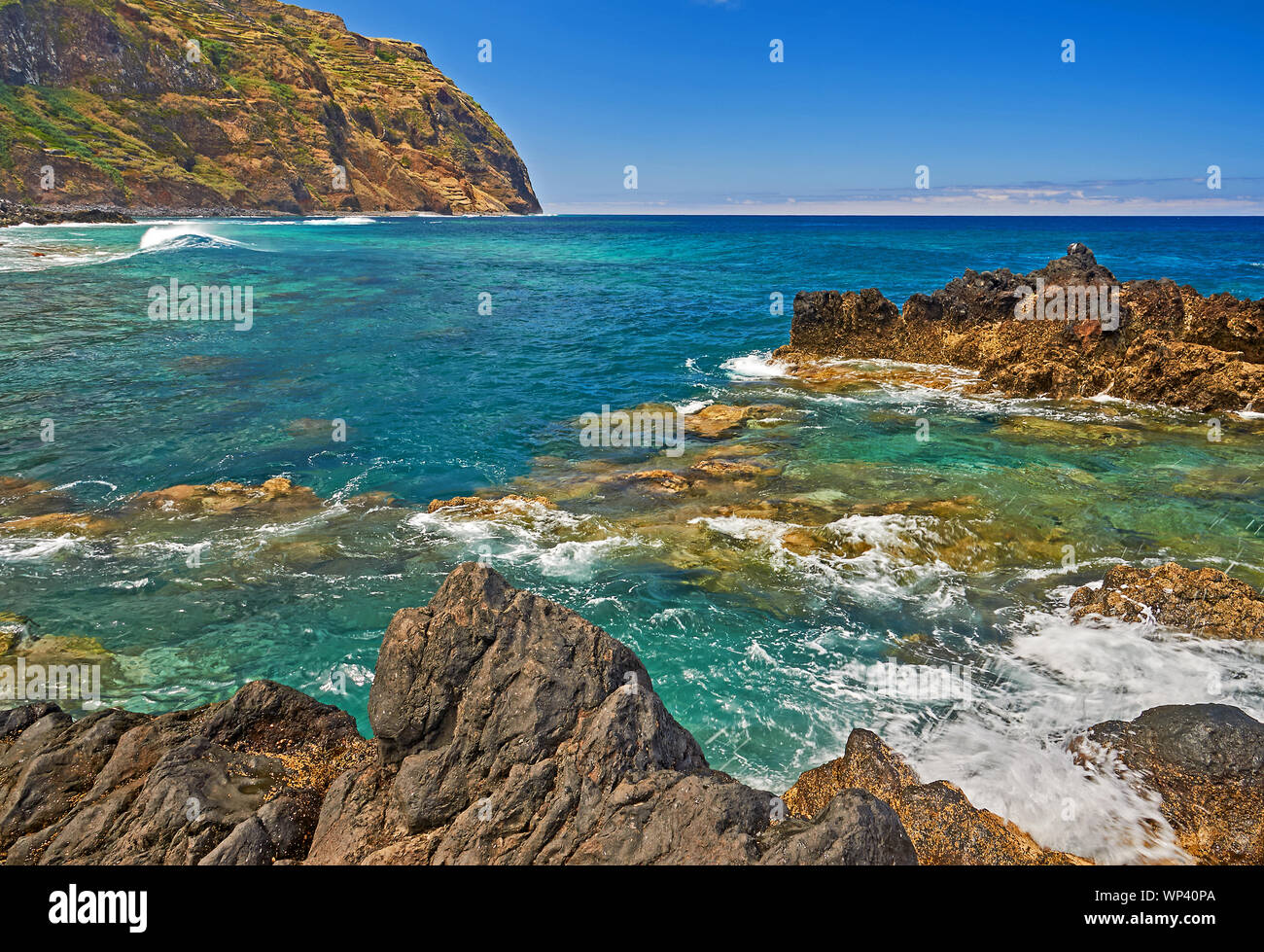 Une île volcanique de l'océan Atlantique et du nord du littoral à Madère Porto Moniz, avec des vagues se brisant sur les rochers et les rives. Banque D'Images