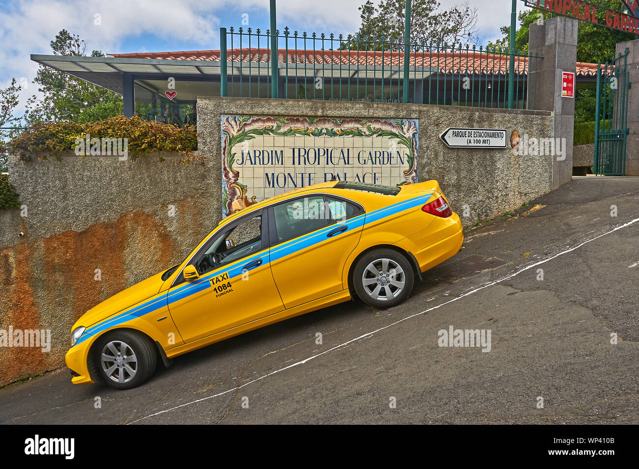 Funchal iconiques yellow taxi sur une route escarpée dans la ville. Banque D'Images