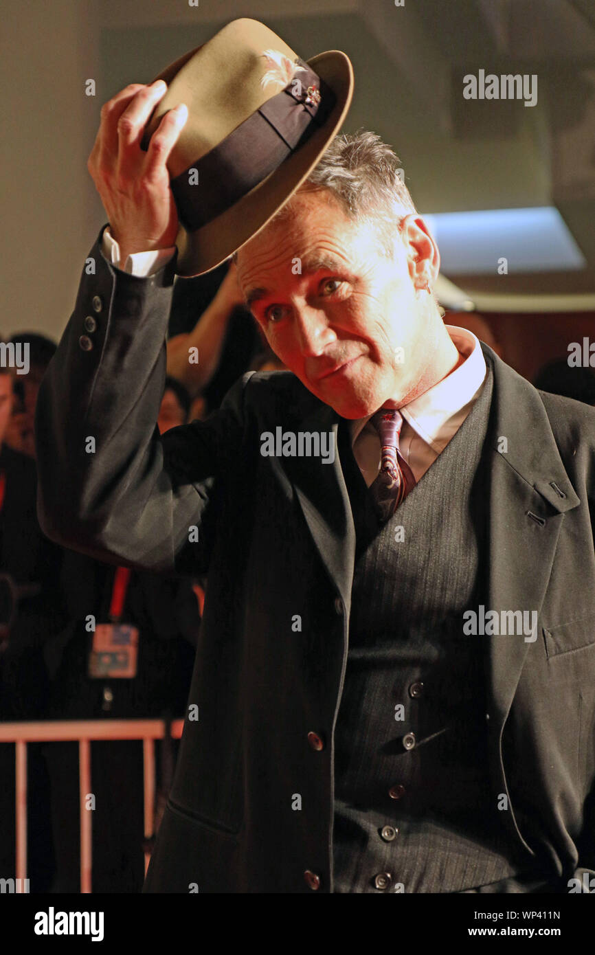 L'Italie, Lido di Venezia, le 6 septembre 2019 : l'acteur britannique Mark Rylance, marche le tapis rouge de l'avant de l 'attente de l'examen préalable des Barbares (adap Banque D'Images