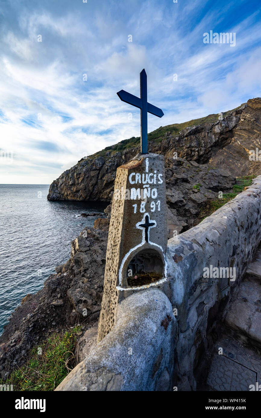 Croix sur l'escalier montant jusqu'à l'ermitage de San Juan de Gaztelugatxe, Bermeo, Pays Basque, Espagne Banque D'Images