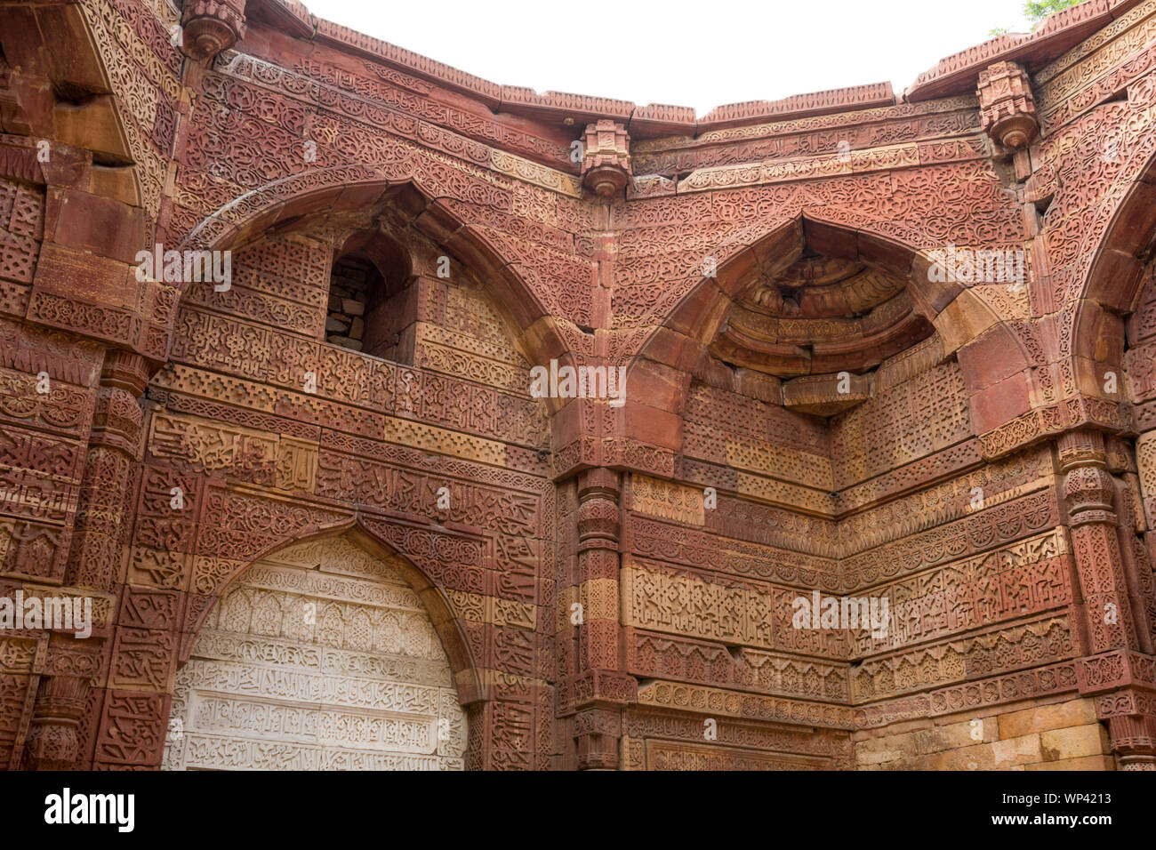 Mur autour de tombeau d'Iltutmish à qutub complex, Qutub Minar, New Delhi, Inde Banque D'Images