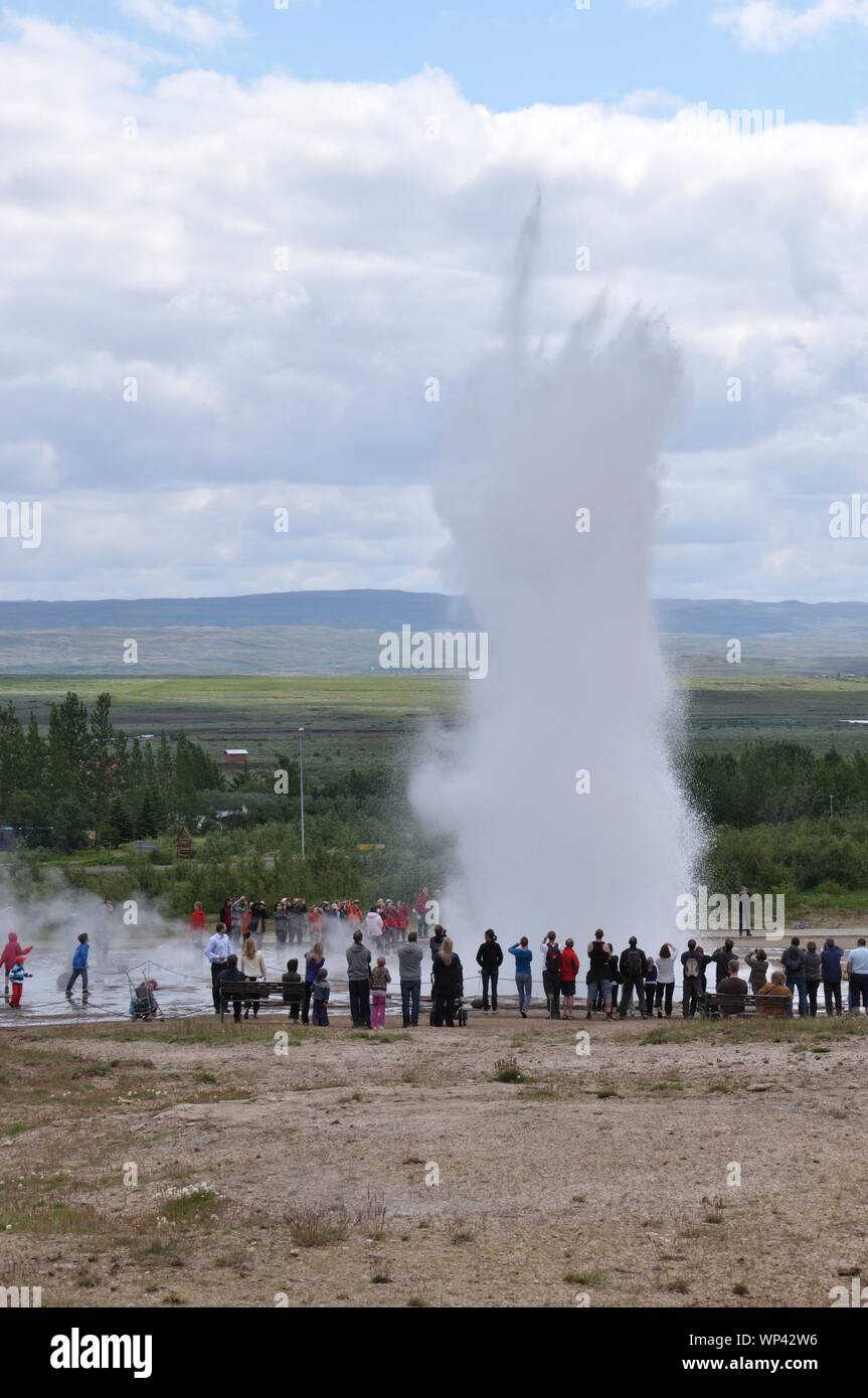 Der Ausbruch des Geysirs Strokkur en Island Banque D'Images