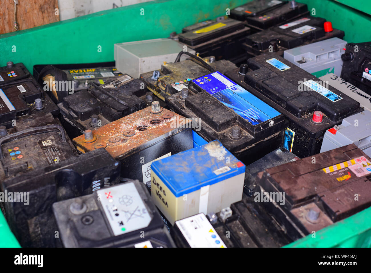 Batterie pour recyclage des déchets au niveau des ménages en attente d'un centre de recyclage Royaume-Uni Banque D'Images