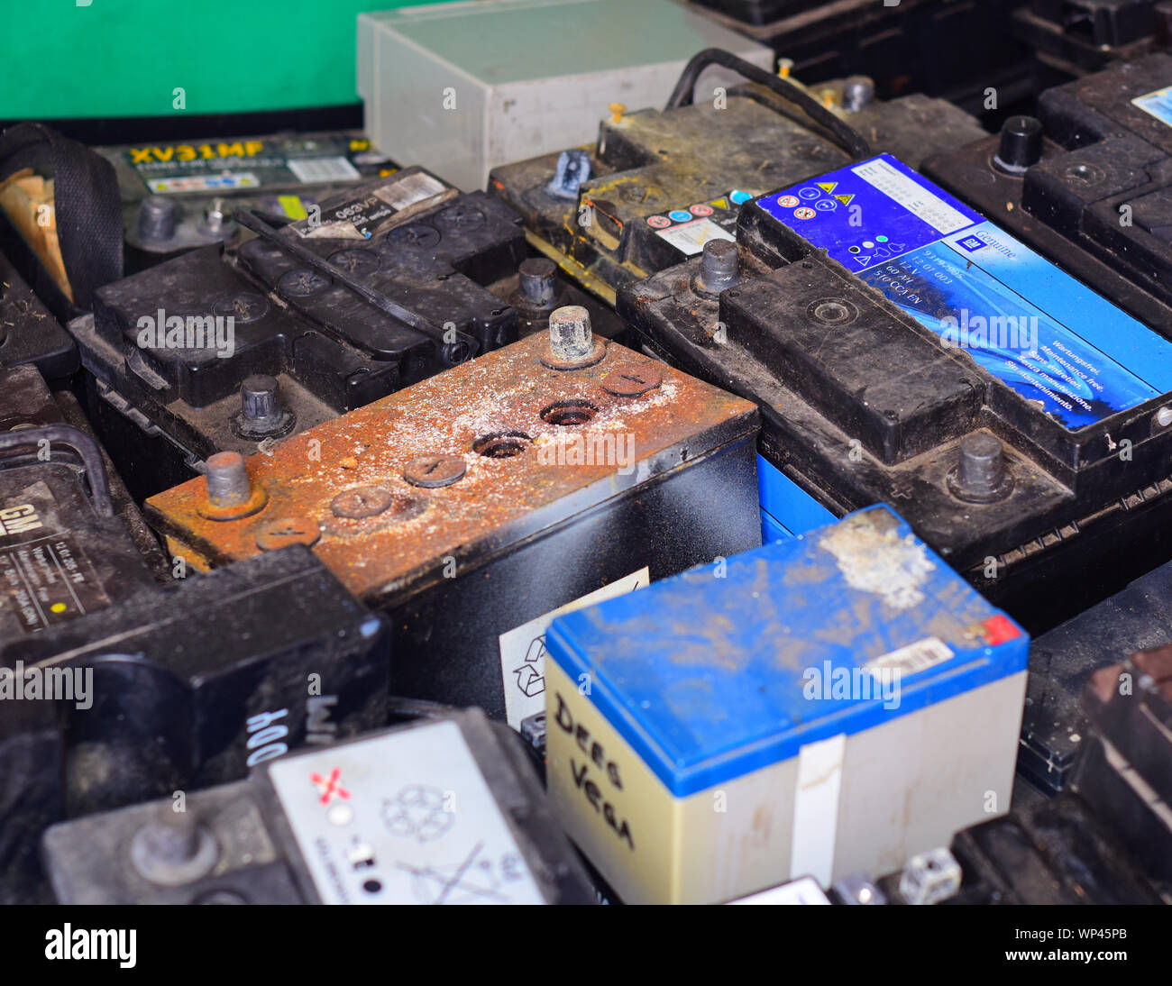 Batterie qui fuit Banque de photographies et d’images à haute — free download